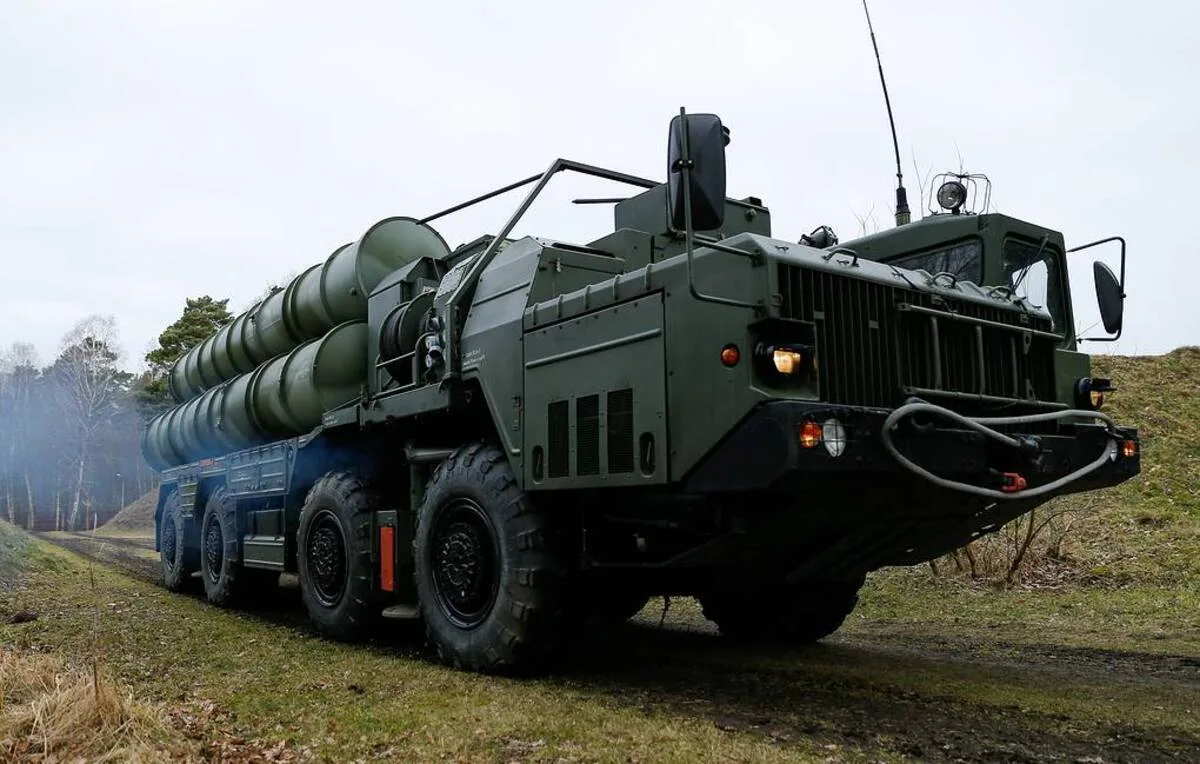 Un sistema de defensa aérea S-400