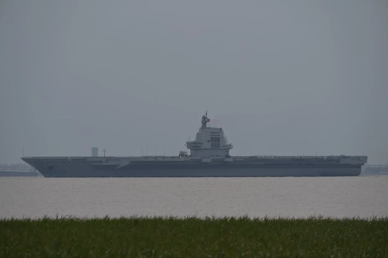 El portaaviones Fujian de la Armada China