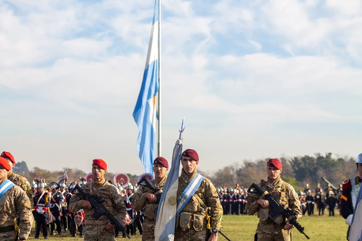 soldados argentinos formados frente a la bandera