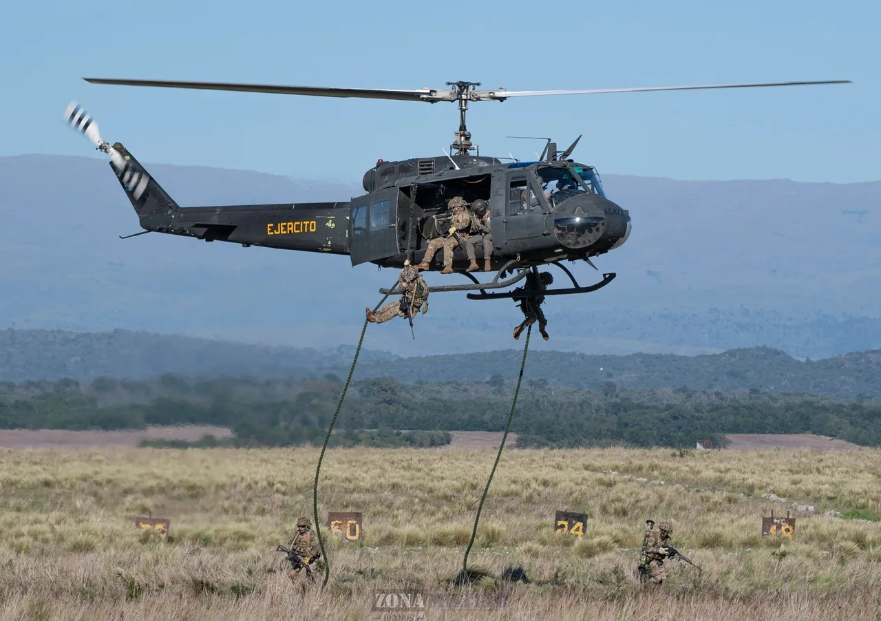 Fast rope desde un helicóptero Bell del Ejército Argentino