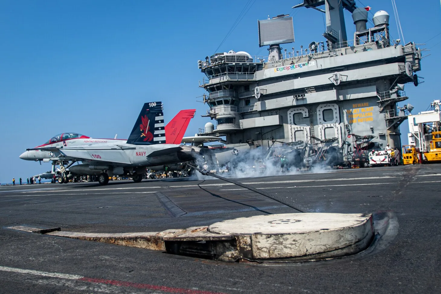 Un caza F/A-18 aterrizando en el USS Nimitz
