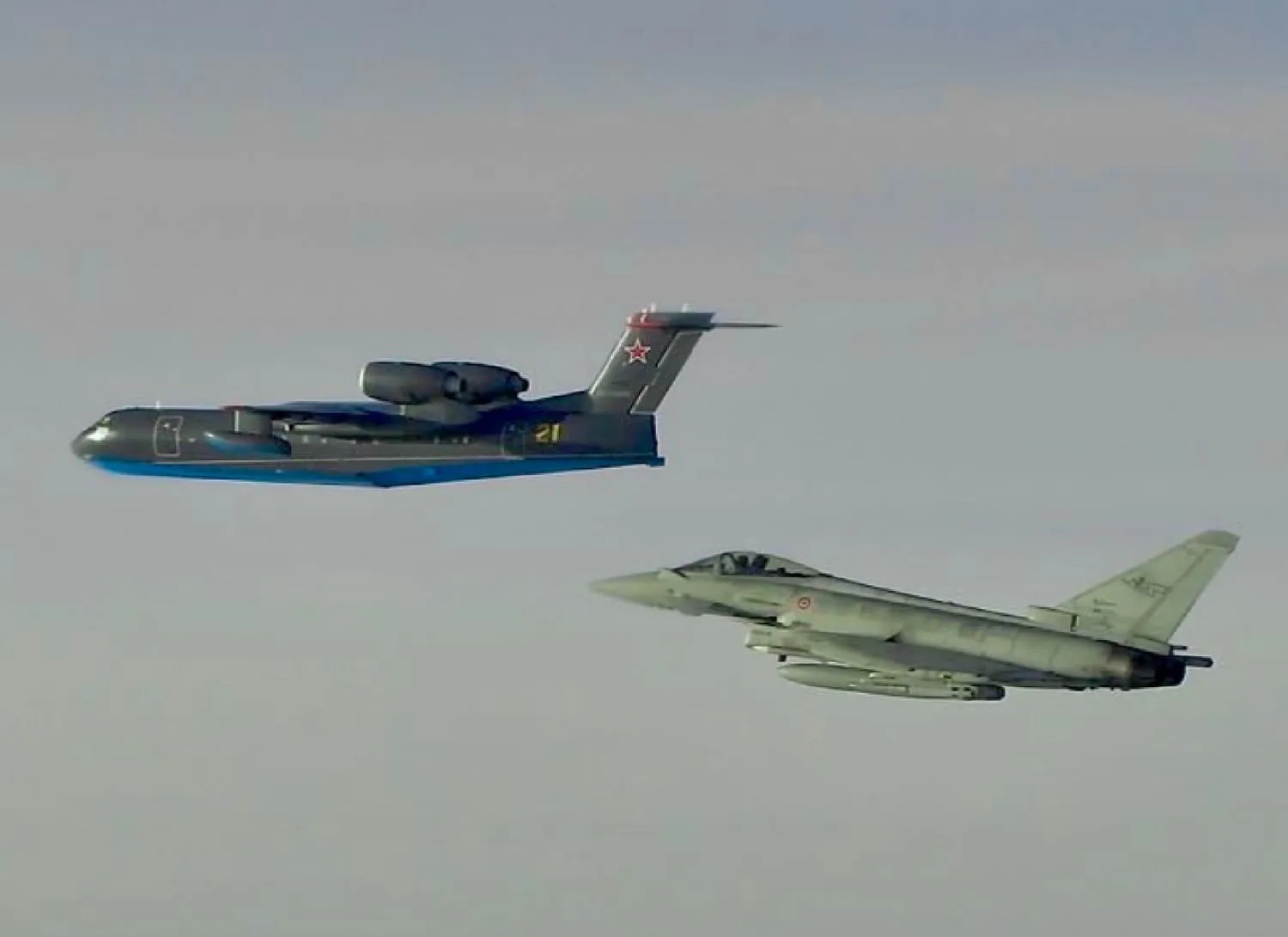 Un caza Eurofighter italiano interceptando a un Be-200 ruso en el Báltico