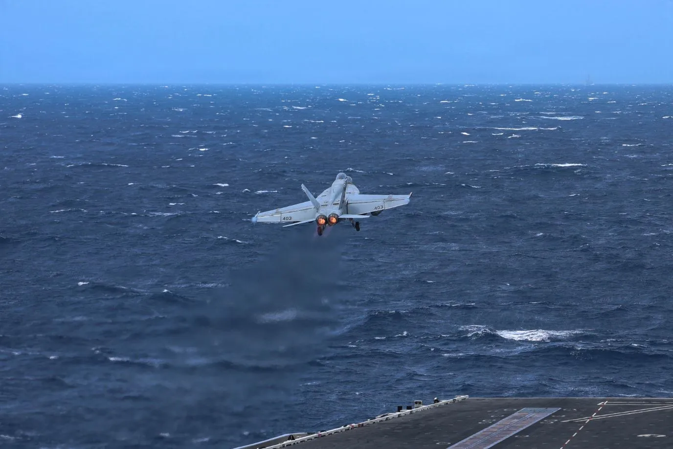 FA-18 Super Hornet despegando de portaaviones USS Abraham Lincoln