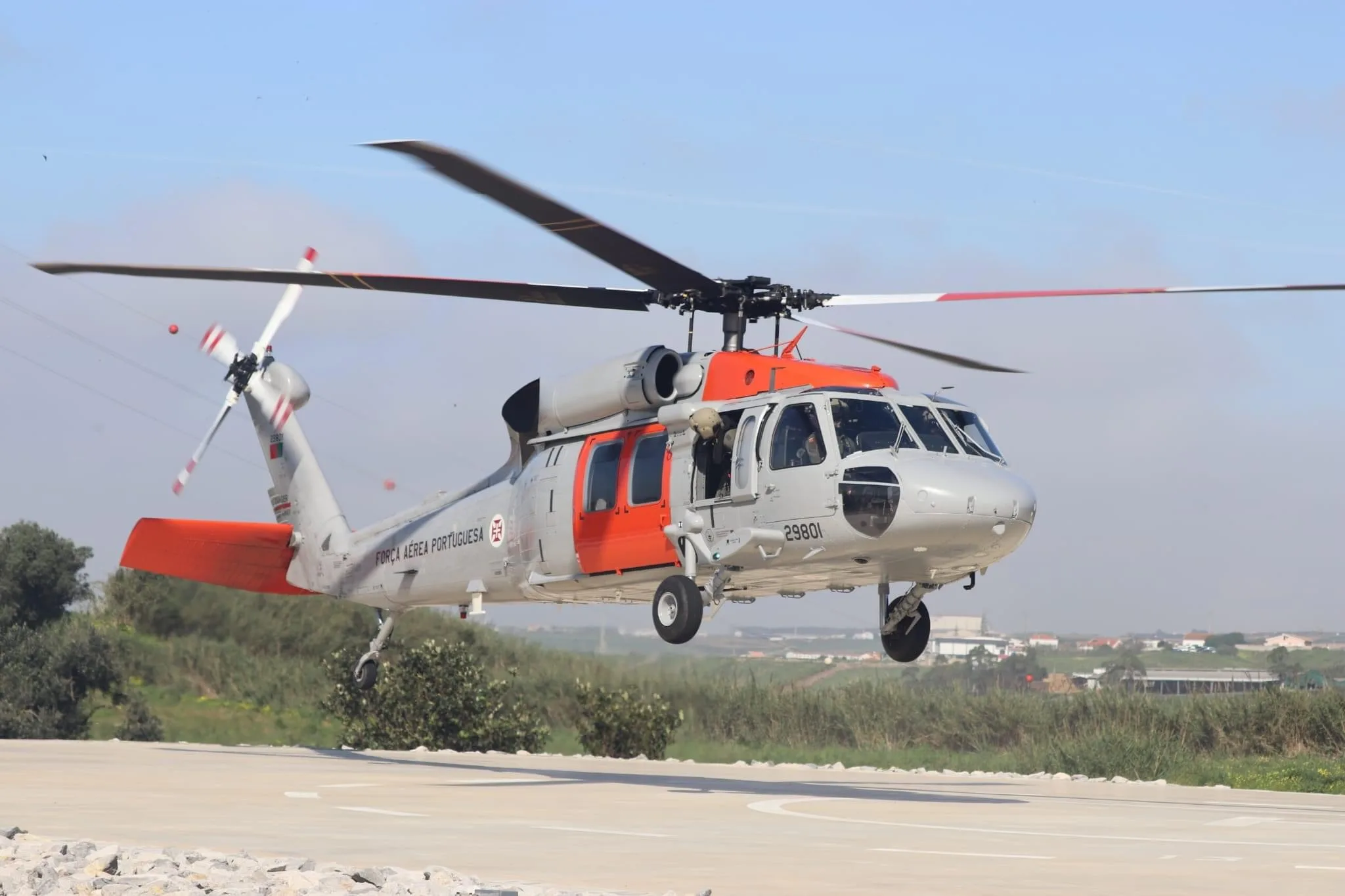 Un helicóptero UH-60 Black Hawk de la Fuerza Aérea Portuguesa