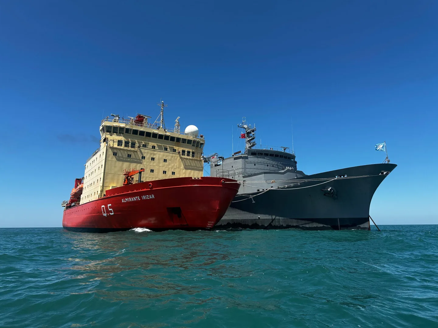 ARA Patagonia y ARA Almirante Irízar - Armada Argentina.-