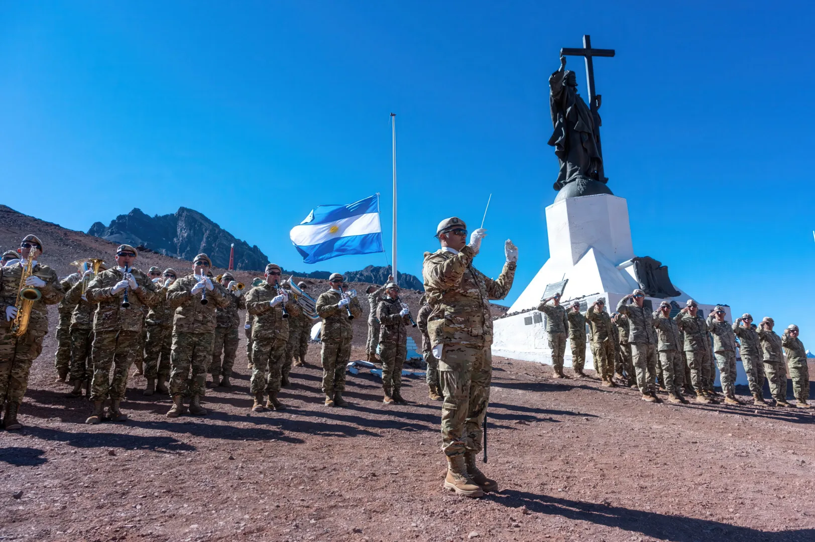 Ejércitos de Argentina y Chile escalando el Aconcagua - Ministerio de Defensa de Argentina