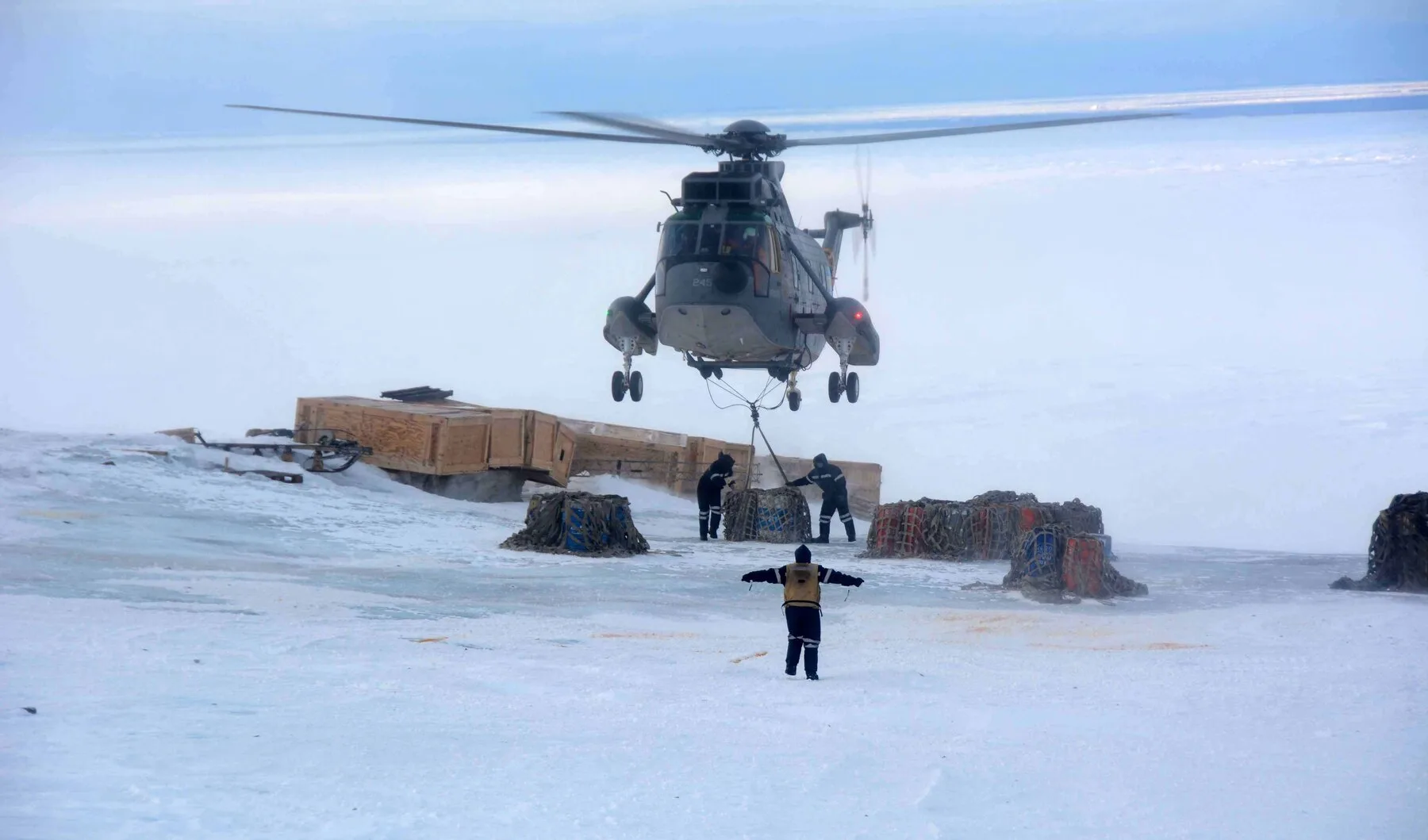 Helicóptero Sea King de la Segunda Escuadrilla Aeronaval de Helicópteros operando en la Antártida Argentina