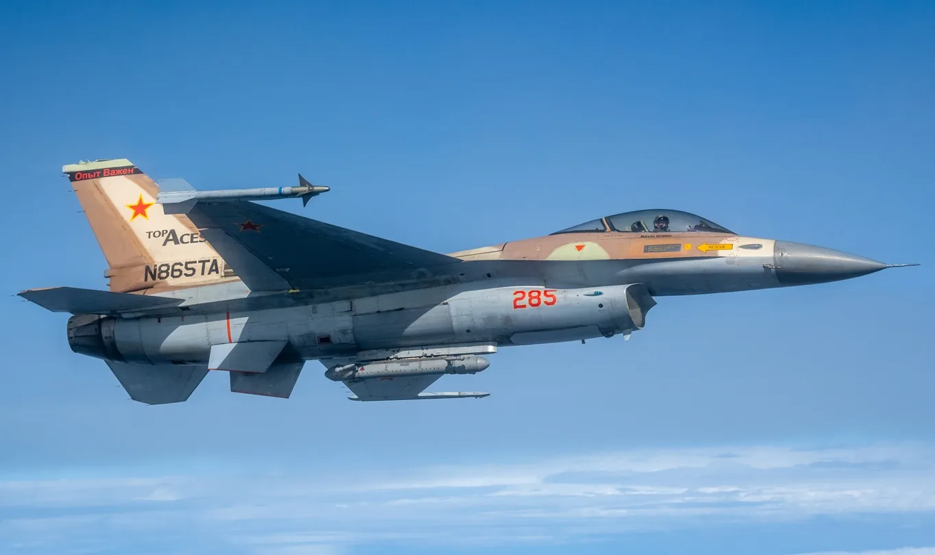 F-16A Fighting Falcon de la compañía Top Aces