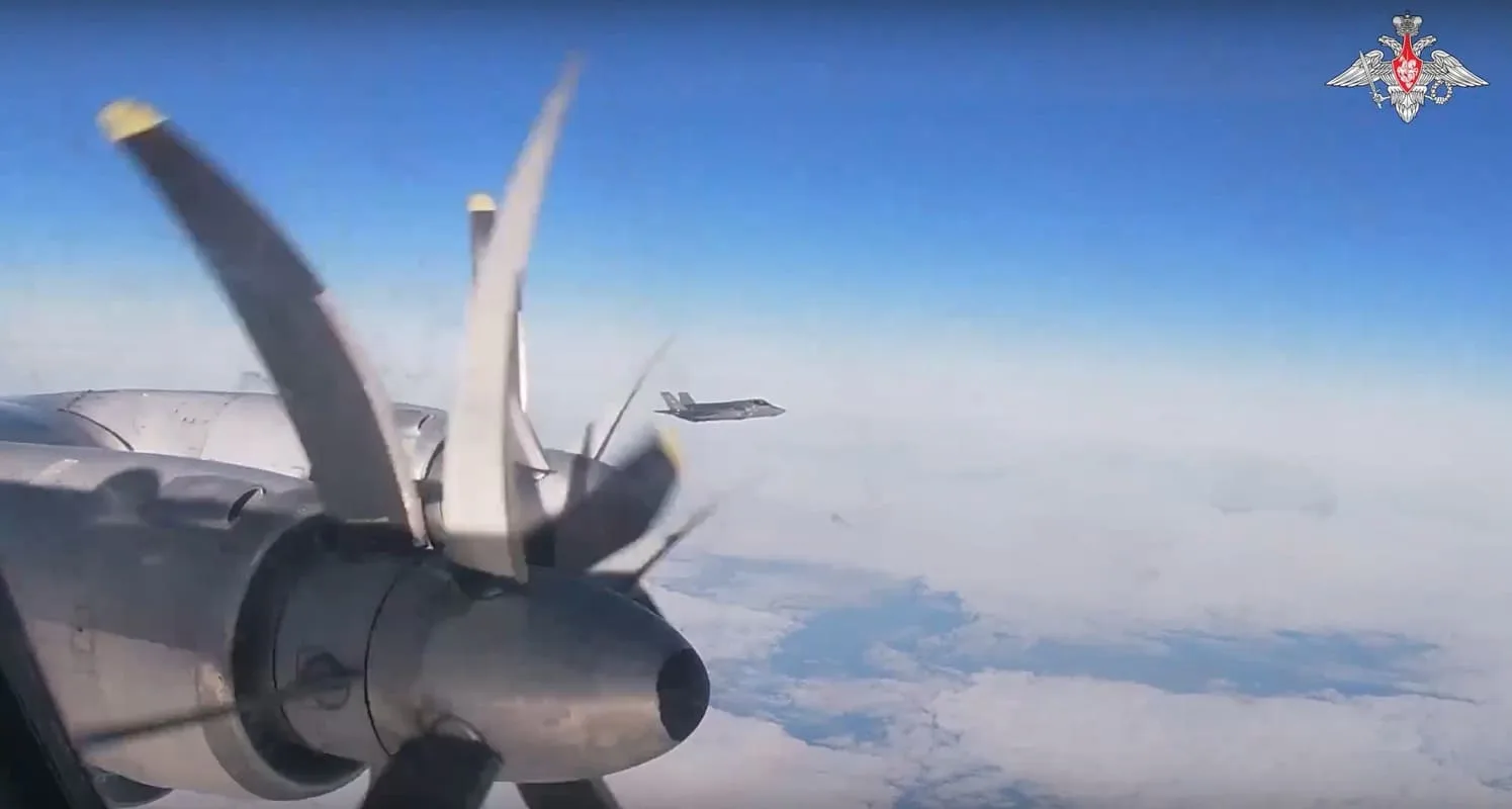 Un F-35 estadounidense visto desde la cabina de un avión ruso - Mindef ruso