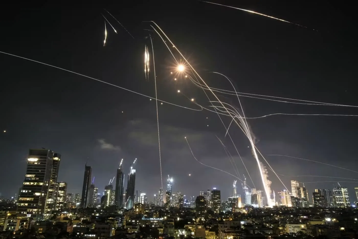 Defensas aéreas israelíes actuando sobre Tel Aviv