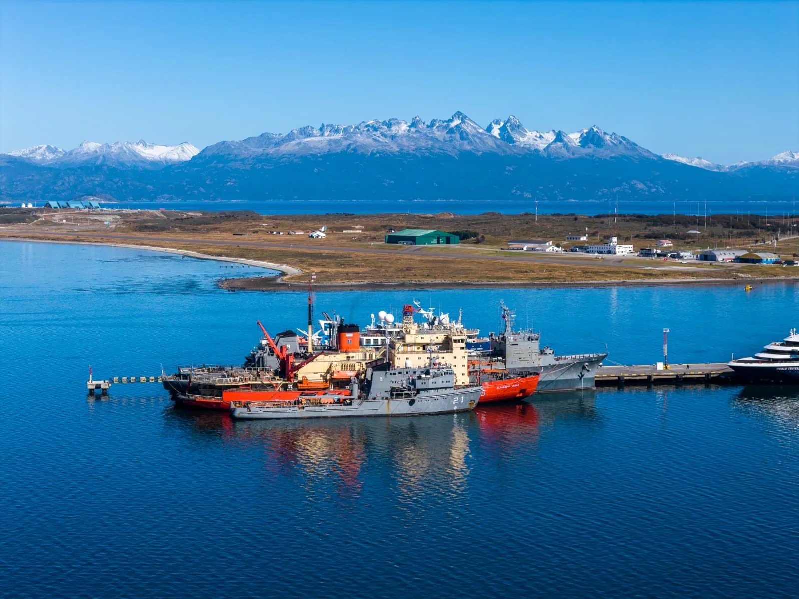 ARA “Almirante Irízar” (Q-5), ARA “Patagonia” (B-1) y ARA “Puerto Argentino” (A-21),