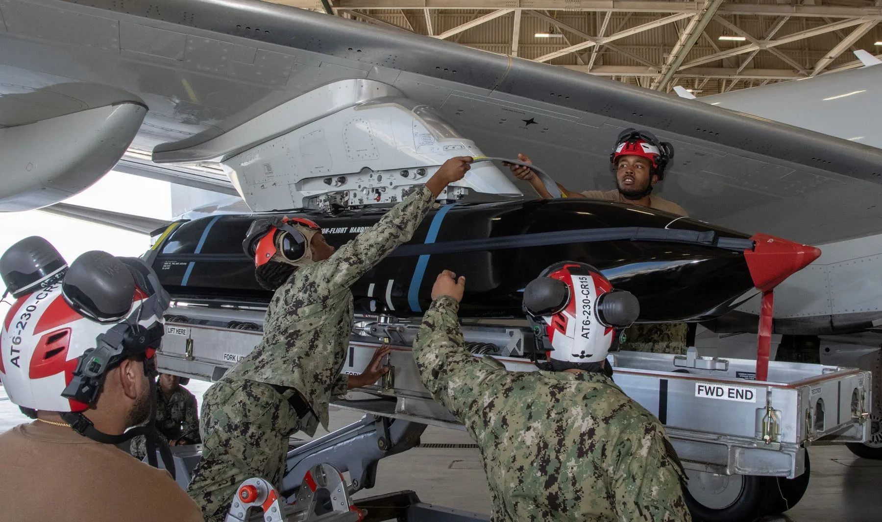 Soldados cargando un misil LRASM en un P-8A Poseidon